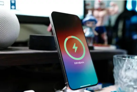 红塔苹果15换屏服务分享用什么充电器给iPhone15充电更好 